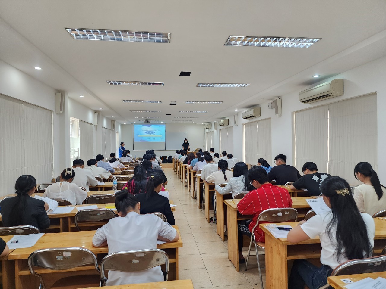 Hình ảnh các thí sinh đang làm bài thi lý thuyết âm nhạc LCM