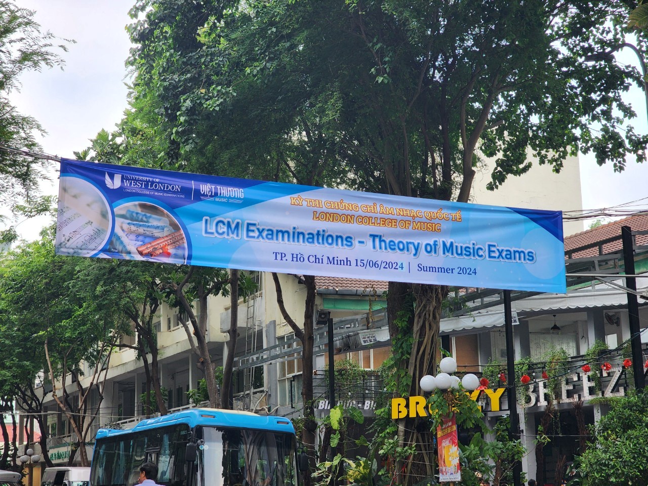 Banner được treo tại điểm thi lý thuyết âm nhạc LCM thành phố Hồ Chí Minh